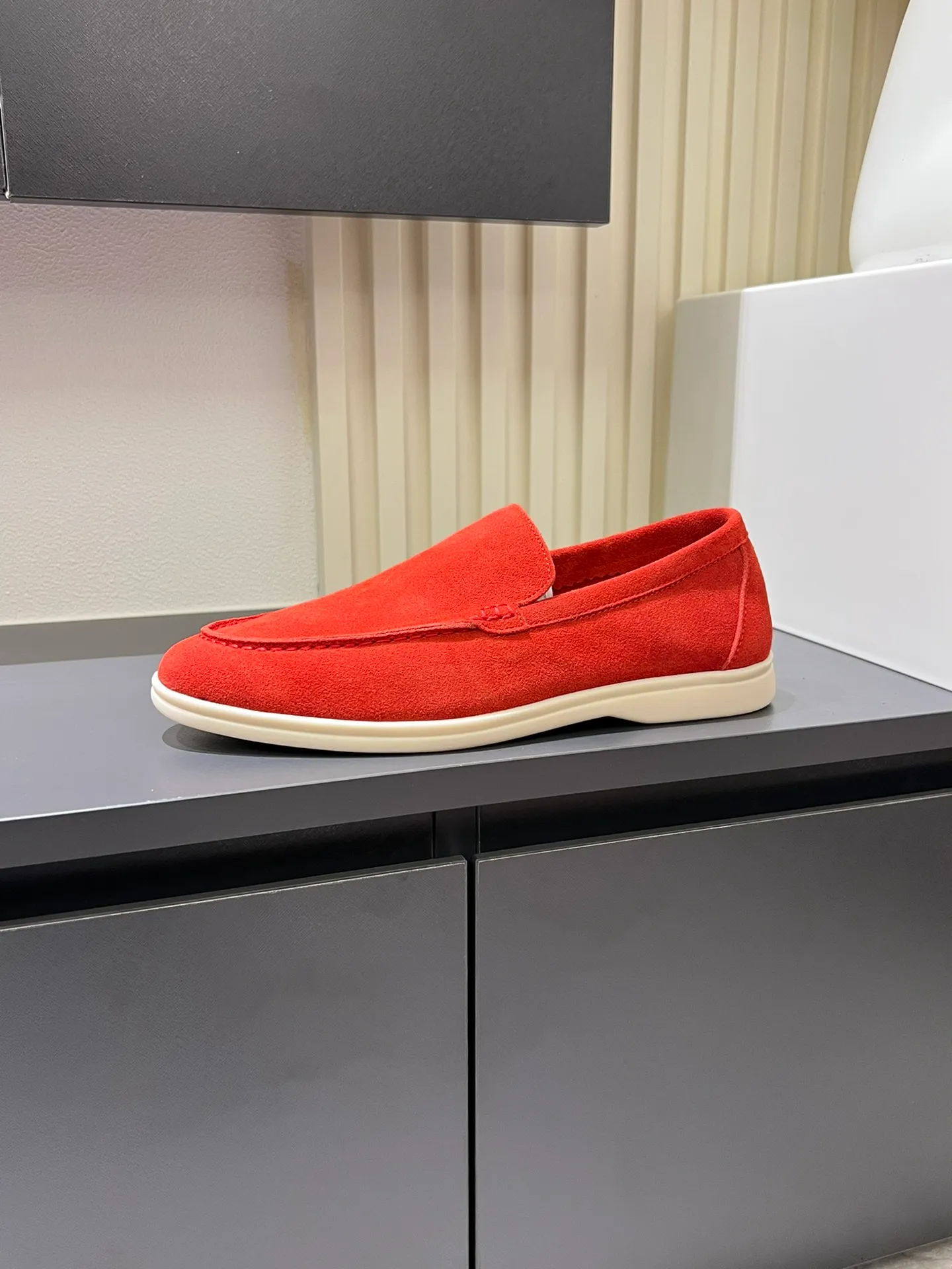 Men's shoes 💰p360 "Loro men's shoes 💰pian'*" Classic L men's shoes for couples 💰p Top version British flat loafers, a must-have item in old money style, the minimalist design is eye-catching and durable, a plus point for dressing The soft foot feel and texture are outstanding. They don’t scratch your feet and are very nice. They are matched with soft and waxy soles. They can be worn daily for a long time without getting tired. They are easy to wear, versatile and classic items, with perfect foot feel and texture! Imported cashmere fabric, the lining is made of imported A-grade water-dyed cow lining, the top version of the genuine leather midsole is sewn with pure handmade mark thread! Size: Female 35-40 (34. Customized) Male 38-44 (45.46. Customized)